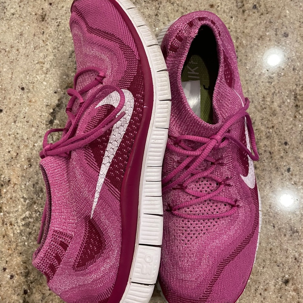 Nike Women’s fly knit sneaker